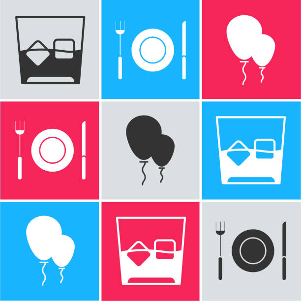 ilustraciones, imágenes clip art, dibujos animados e iconos de stock de conjunto vaso de whisky y cubitos de hielo, plato, tenedor y cuchillo y globos con icono de cinta. vector - brandy balloon