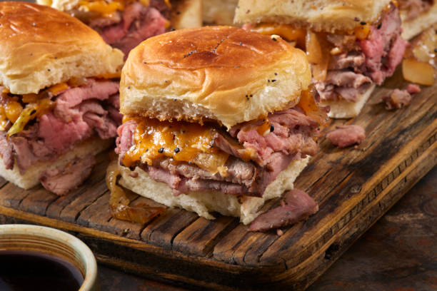 istock Copycat Hawaiian Roll Roast Beef and Cheddar Sliders 2005819951