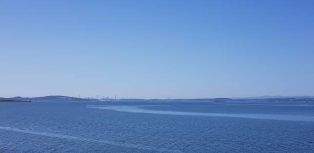 vista sul mare, cielo blu e ponte da newhaven, edimburgo, scozia, inghilterra, regno unito - bridge edinburgh panoramic scenics foto e immagini stock