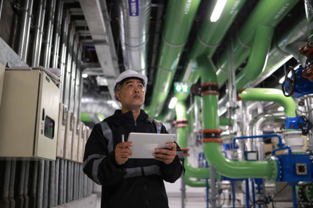 남성 엔지니어는 태블릿으로 냉각 시스템 파이프 라인에서 작업하고 있습니다 - valve pipe refrigeration order 뉴스 사진 이미지