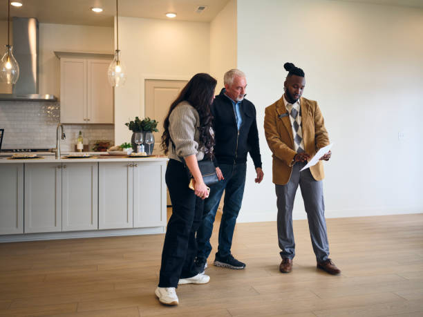 real estate agent showing a new home to prospective buyers - real estate decoration black and white architecture photos et images de collection