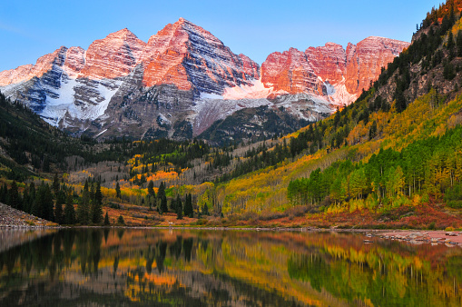 Sunrise on the Maroon Bells and Maroon Lake, White River National Forest, Aspen, Colorado, USA.