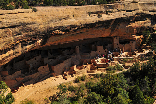A group of tourists visiting the Cliff Palace, the largest Ancestral Puebloans cliff dwelling in North America, Mesa Verde National Park, Colorado, USA.