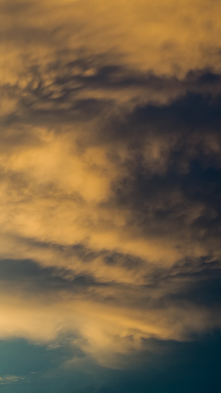 Ciel jaune en fin de journée, sous des nuages de type mammatus, après le passage d'un orage