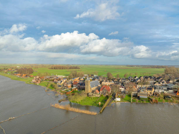 istock IJssel river with overflowing floodplains  after heavy rainfall at Wilsum 2007398255
