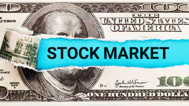 stock market. the word stock market in the background of the us dollar. bullish and bearish trends in financial markets. investment and market analysis concept - news of the world imagens e fotografias de stock