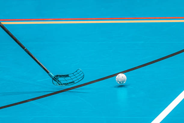 vara de floorball e bola no fundo azul - teamsport - fotografias e filmes do acervo