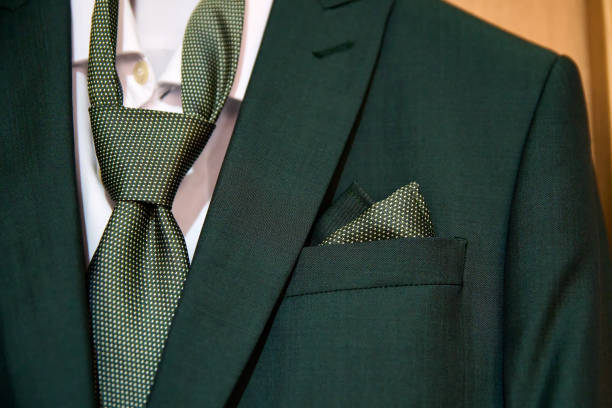 お揃いのネクタイを締めたスタイリッシュなグリーンのスーツのクローズアップ - necktie close up suit lapel ストックフォトと画像