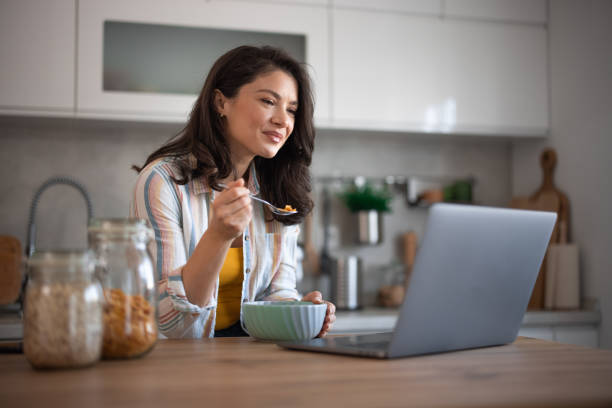istock Woman having a breakfast and working on laptop 2007595309