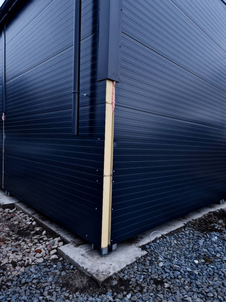 sandwich polyurethane vapor barrier building panels. the structure is made of steel from assembled beams and a shell with a metal surface. hall. stables, warehouses, haylofts - architecture roof aluminum sheet industry stock-fotos und bilder