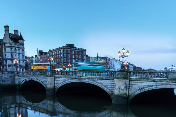 мост о'коннелл через реку лиффи в дублине, ирландия - oconnell bridge стоковые фото и изображения