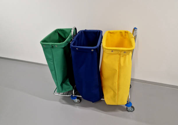 equipar la nueva oficina con carros clasificadores utilizados por el servicio de limpieza. bolsas textiles en construcción cromada con ruedas. pasillo del hospital - sorter fotografías e imágenes de stock