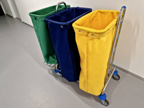 equipar la nueva oficina con carros clasificadores utilizados por el servicio de limpieza. bolsas textiles en construcción cromada con ruedas. pasillo del hospital - sorter fotografías e imágenes de stock