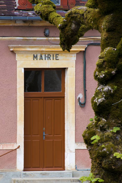 drzwi z napisem "mairie" do ratusza - côte d'or zdjęcia i obrazy z banku zdjęć