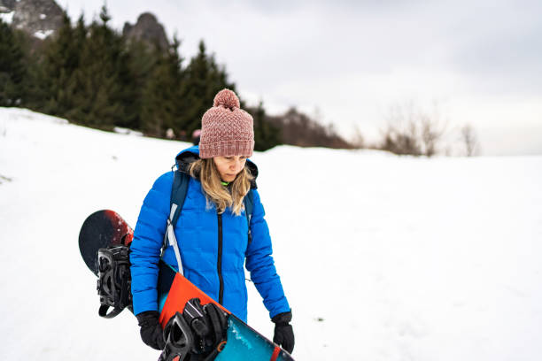 istock Young woman carrying snowboard 2008031607