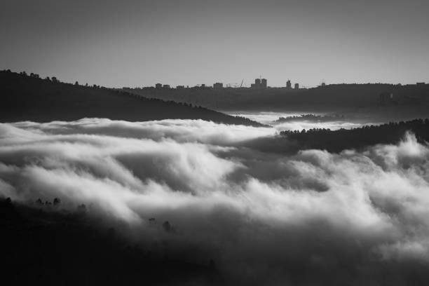 jerusalém acima dos vales cobertos de nuvens - horizon over land israel tree sunrise - fotografias e filmes do acervo