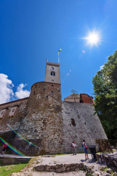 the castle of ljubljana is the biggest one and the most-visited of the castles in slovenia’s capital city. ljubljana castle (slovene: ljubljanski grad) - ljubljana flag slovenia scenics zdjęcia i obrazy z banku zdjęć