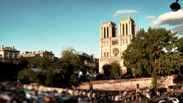 Busy streets by the Notre Dame Cathedral