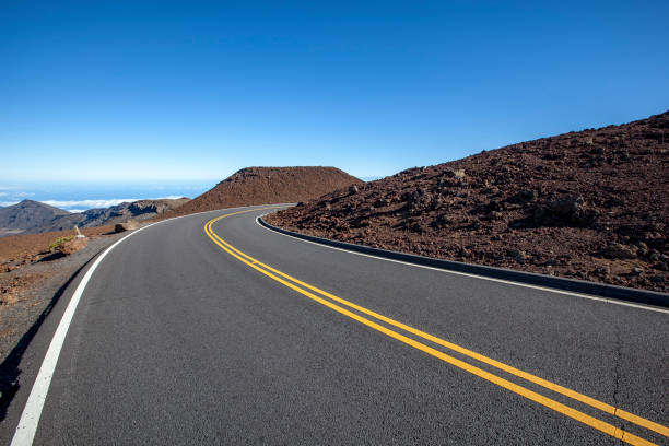 volcano road, havaí - haleakala national park mountain winding road road - fotografias e filmes do acervo