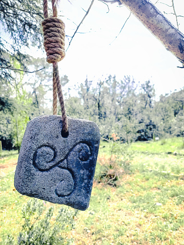 Symbole celtique pendu à un arbre