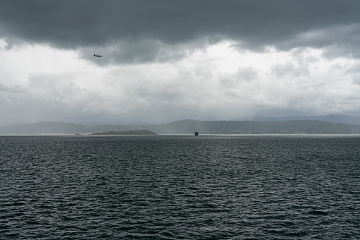 Uitzicht over Cook Street tussen Wellington en Picton over de zee, de kustlijn en een ferry