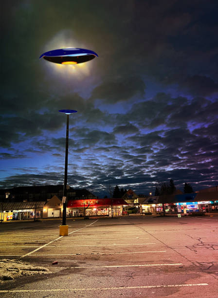 ovni au-dessus du parking du centre commercial - ufo parking only photos et images de collection