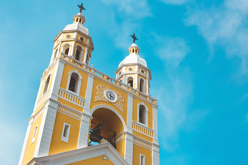 This image highlights the imposing Metropolitan Cathedral of Florianópolis, dedicated to Our Lady of Exile, which has housed the chair of the Archdiocese of Florianópolis since its foundation on March 19, 1908. The majestic building, listed by the National Historical and Artistic Heritage Institute, is an icon of sacred architecture and an important historical landmark of Praça XV de Novembro. With its magnificent structure and architectural details, the cathedral represents not only the Catholic faith, but also the rich history and culture of the Santa Catarina region.