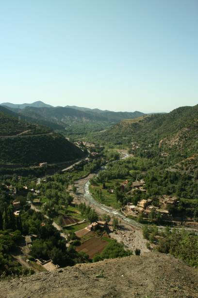 Valley through the High Altas Mountains Overlooking the river valley through the High Atlas Mountains, Morocco 7944 stock pictures, royalty-free photos & images