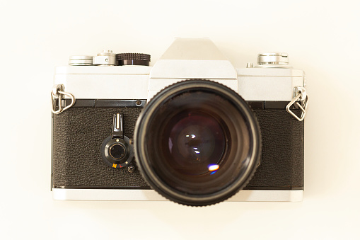 SPECTACULAR OLD REFLEX CAMERA ON A WHITE BACKGROUND WITH NEGATIVE SPACE, VINTAGE., OLD SCHOOL
