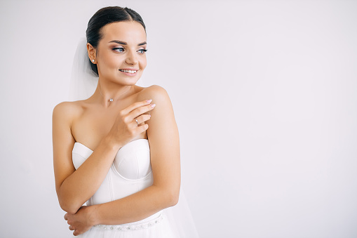 Bride in a fashionable wedding dress and luxurious make-up.