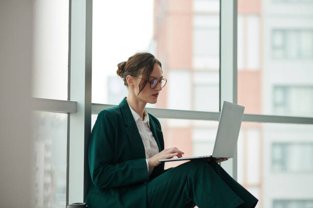 istock Young female solopreneur with laptop 2009029429