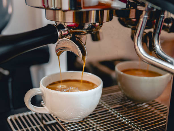istock Coffee extraction from the coffee machine with a portafilter pouring coffee into a cup,Espresso poruing from coffee machine at coffee shop 2009041982