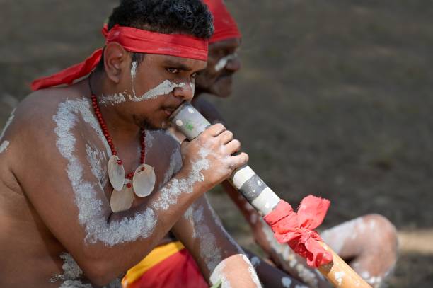 gli indigeni australiani suonano il didgeridoo sulla danza cerimoniale nel laura quinkan dance festival, cape york, queensland, australia - aborigine didgeridoo indigenous culture australia foto e immagini stock