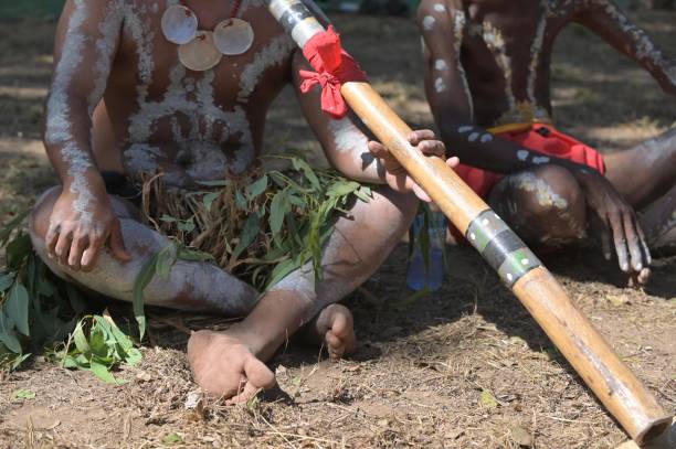 gli indigeni australiani suonano il didgeridoo sulla danza cerimoniale nel laura quinkan dance festival, cape york, queensland, australia - aborigine didgeridoo indigenous culture australia foto e immagini stock