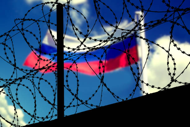 istock Flagge von Russland hinter dem Stacheldraht 2009340777