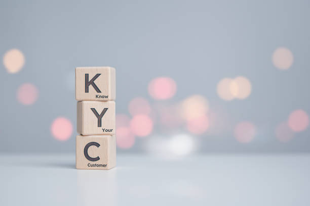 KYC, Know Your Customer words on piled wooden cubes. Client authentication. Business identity verifying of your customers and assessing potential risks of illegal intentions for financial transactions. kyc, palabras de conozca a su cliente en cubos de madera apilados. autenticación de clientes. verificación de la identidad comercial de sus clientes y evaluación de riesgos potenciales de intenciones ilegales para transacciones financieras.