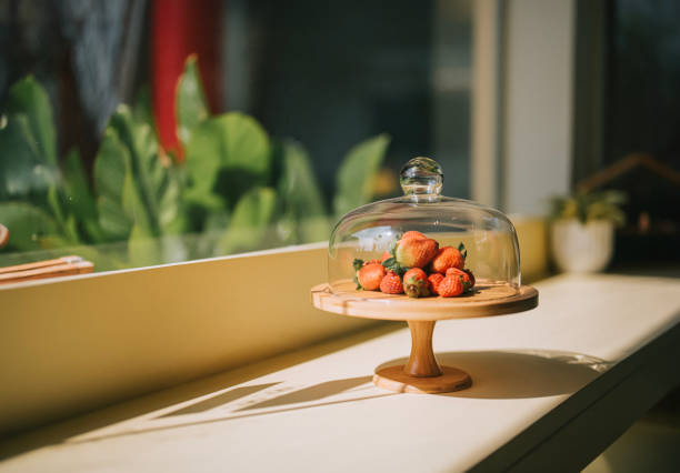 ケーキスタンドのイチゴテーブルの上のクリスタルガラス製品