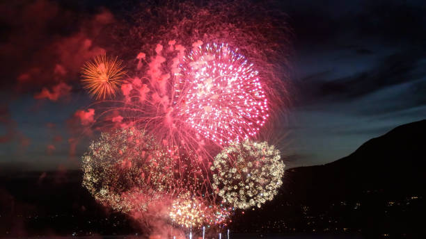 fireworks at sea inlet, vancouver, bc - english bay flash стоковые фото и изображения