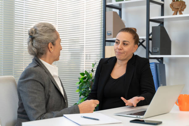 female boss yelling at senior employee who made mistake in work - threats rudeness occupation working 뉴스 사진 이미지