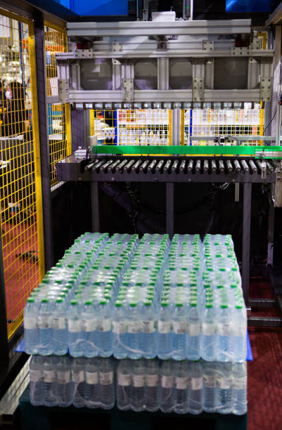 水のボトルの山 - bottling plant bottle filling production line ストックフォトと画像