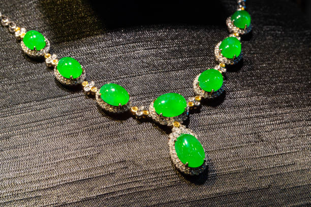 biżuteria z jadeitu: naszyjniki i wisiorki - garnet precious gem gem green zdjęcia i obrazy z banku zdjęć