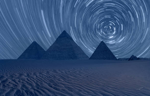 giza pyramid complex with starry sky at night - cairo, egypt - sphinx night pyramid cairo imagens e fotografias de stock