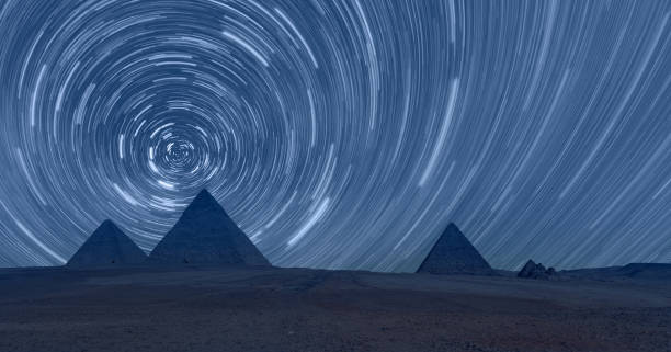 giza pyramid complex with starry sky at night - cairo, egypt - sphinx night pyramid cairo - fotografias e filmes do acervo