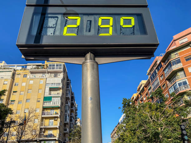 istock 29 degrees celsius in the city 2009825232