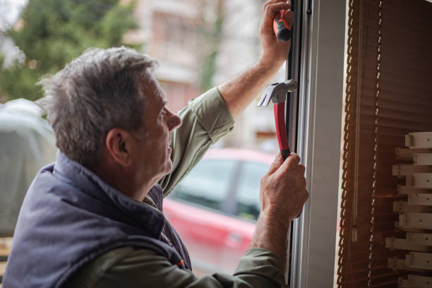 istock A worker installs an aluminum door 2010112237