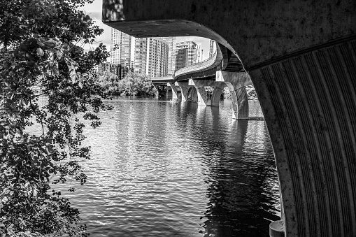 Una vista desde debajo del puente peatonal Pfluger en el lago Lady Bird, Austin, Texas, en blanco y negro photo