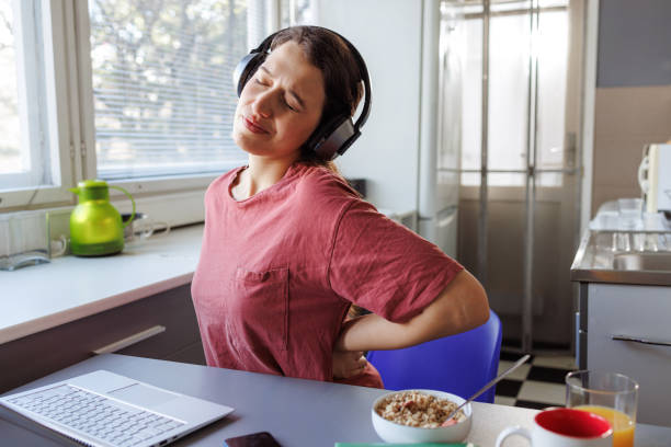 mulher cansada em home office, sentindo dor nas costas - human vertebra audio - fotografias e filmes do acervo