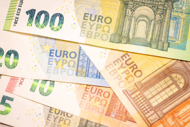 różne rodzaje banknotów euro, ekonomia i polityka fiskalna strefy euro, flat lay, koncepcja finansowa i biznesowa - euro symbol crisis time debt zdjęcia i obrazy z banku zdjęć