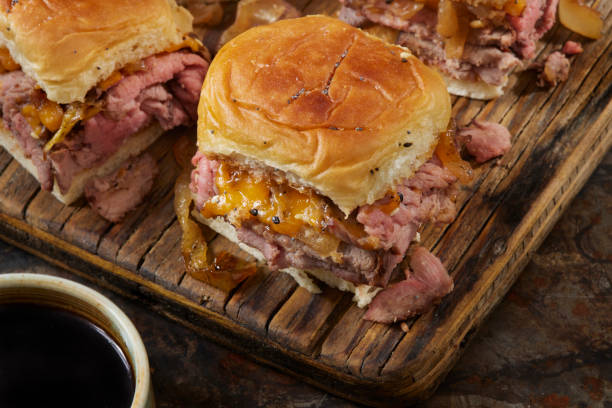 copycat hawaiian roll roast beef and cheddar sliders - pot roast pan roast beef meat fotografías e imágenes de stock