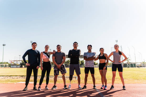 portrait of athletes on sports track - track and field 30s adult athlete photos et images de collection